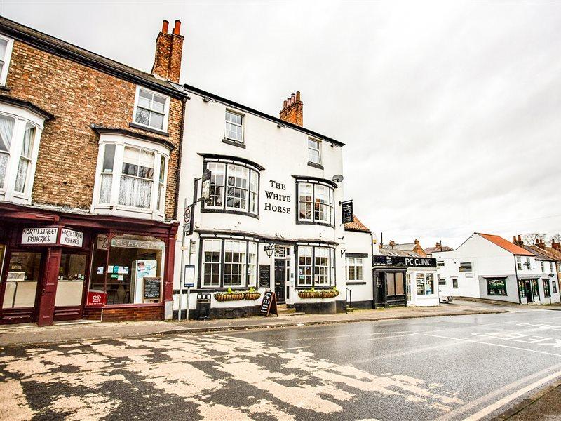 Oyo The White Horse, North Yorkshire Hotel 3*