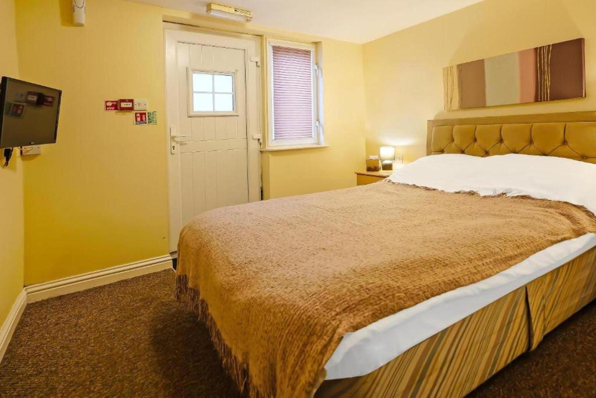 Oyo The White Horse, North Yorkshire Hotel